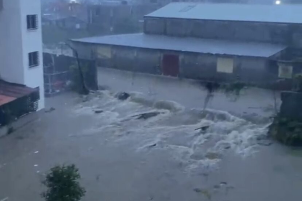 Lluvias intensas causan derrumbe en residencial Hato Nuevo IV