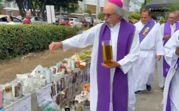 Padre Rogelio exige justicia durante misa en el Jet Set