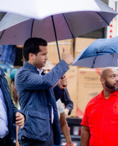 Senador Omar Fernández asiste a familias afectadas por inundaciones en el Gran Santo Domingo