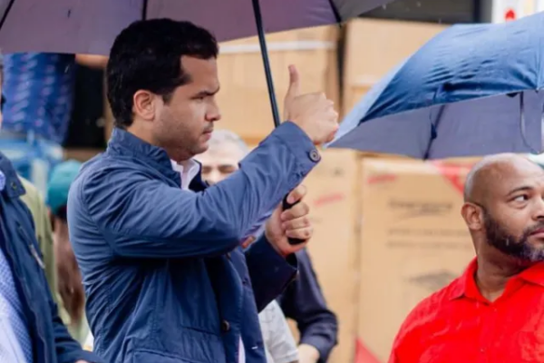 Senador Omar Fernández asiste a familias afectadas por inundaciones en el Gran Santo Domingo