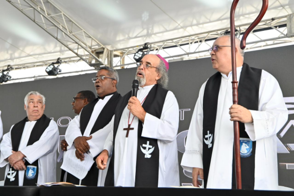 Padre Rogelio interpreta las lluvias como un mensaje divino en misa por aniversario del Jet Set