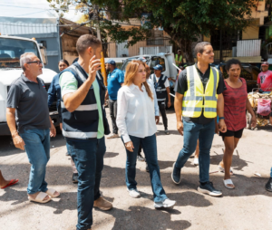 Carolina Mejía coordina entrega de ayuda en zonas afectadas por las lluvias