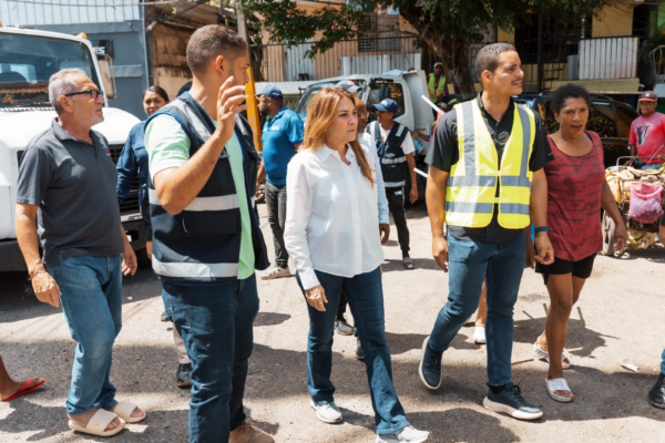 Carolina Mejía coordina entrega de ayuda en zonas afectadas por las lluvias