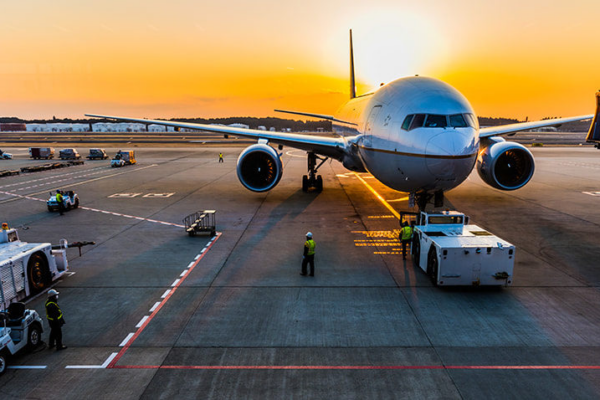 Europa advierte posible crisis de combustible para aviones por tensión en el Estrecho de Ormuz