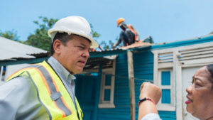 MIVHED inicia reparación de viviendas en La Isabela para mejorar condiciones habitacionales