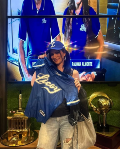 Laura Pausini se viste de azul durante su visita a Santo Domingo