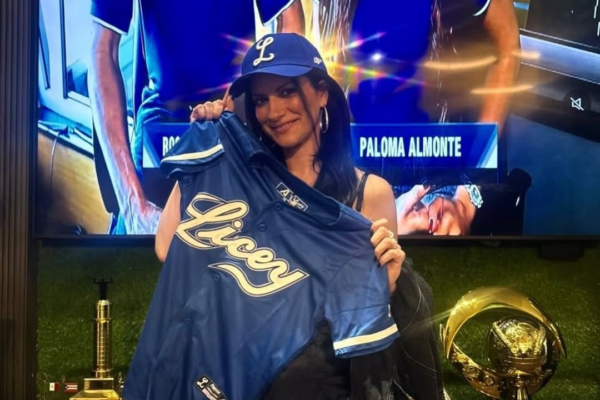 Laura Pausini se viste de azul durante su visita a Santo Domingo