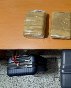 DNCD ocupa presunta cocaína en maleta de pasajera en el Aeropuerto Las Américas