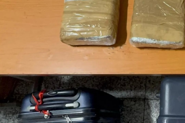 DNCD ocupa presunta cocaína en maleta de pasajera en el Aeropuerto Las Américas