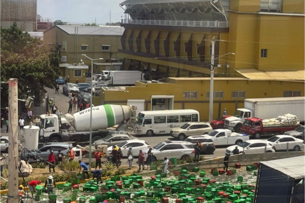 Patana de Cervecería Presidente se vuelca en la 27 de Febrero y genera caos vehicular cerca de la Plaza de la Bandera