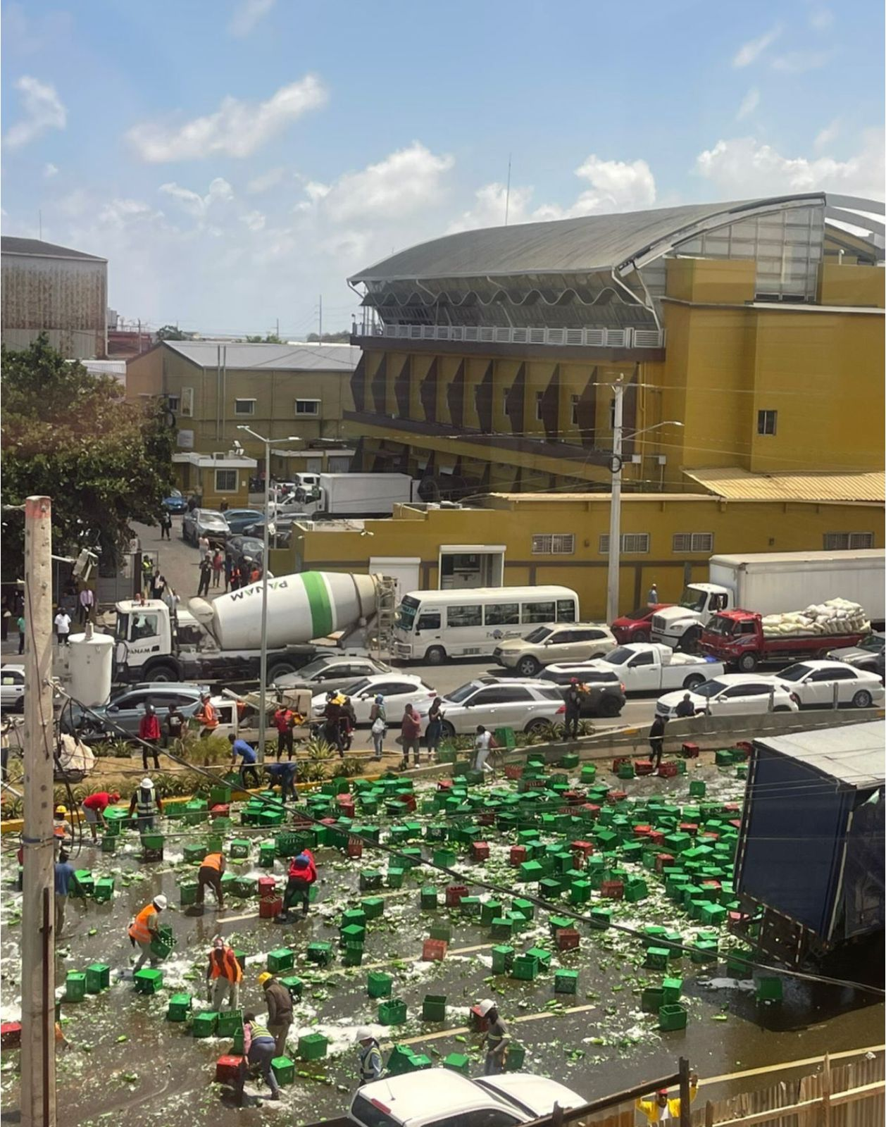 Patana de Cervecería Presidente se vuelca en la 27 de Febrero y genera caos vehicular cerca de la Plaza de la Bandera