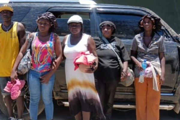 Ejército intercepta en Valverde vehículos con 27 haitianos en condición migratoria irregular