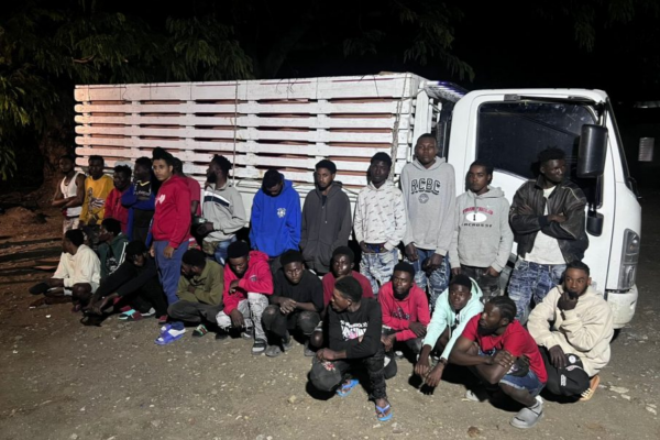 Ejército detiene camión con 24 haitianos indocumentados ocultos en San Juan