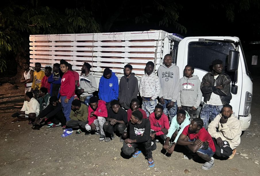 Ejército detiene camión con 24 haitianos indocumentados ocultos en San Juan