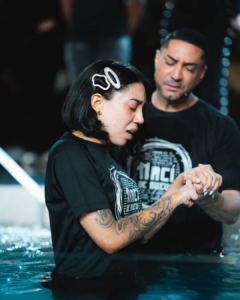 Pamela Sandoval fue bautizada por el pastor Marcos Yaroide en la congregación Cielos Abiertos