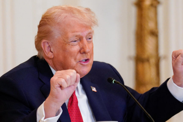 Trump evita responder si su familia recibirá fondos millonarios aprobados por Justicia