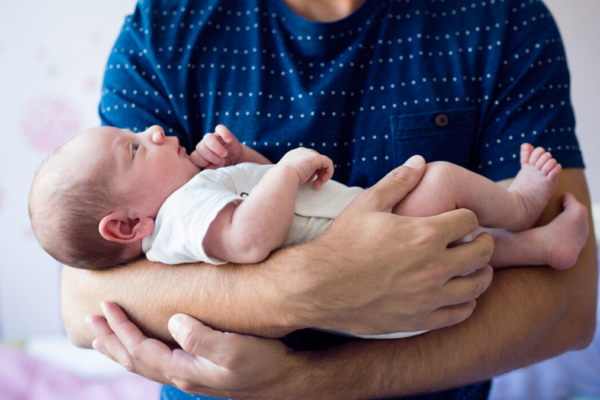 Diputados aprueban reforma laboral con aumento de licencia por paternidad