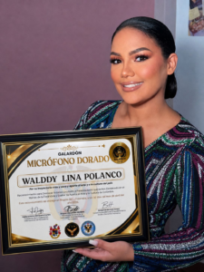Walddy Lina Polanco es reconocida con el Micrófono Dorado en Bogotá, Colombia