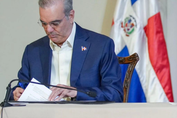 Abinader firma acuerdo con FINJUS para fortalecer institucionalidad y seguridad jurídica en República Dominicana
