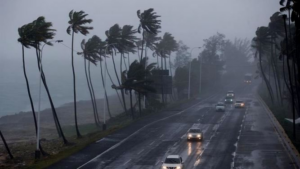 Onda tropical y vaguada provocarán fuertes lluvias y peligroso oleaje en República Dominicana