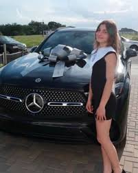 Arcángel emociona las redes al sorprender a su hija en actividad de graduación