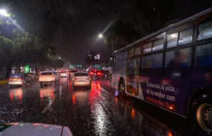 Fuertes aguaceros provocan largos taponamientos en el Gran Santo Domingo