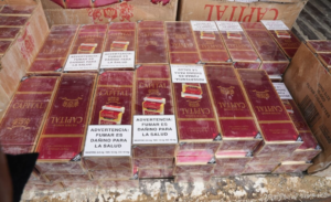 Policía ocupa 100 mil cigarrillos de contrabando y arresta a tres hombres en Santo Domingo Oeste