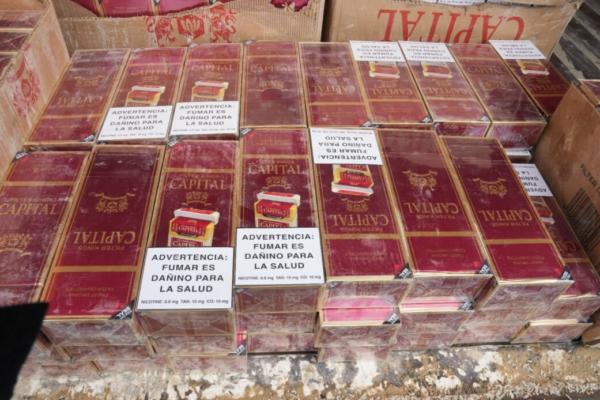 Policía ocupa 100 mil cigarrillos de contrabando y arresta a tres hombres en Santo Domingo Oeste