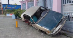 Mujer evita tragedia al estrellar su vehículo contra una pared tras quedarse sin frenos en Santiago