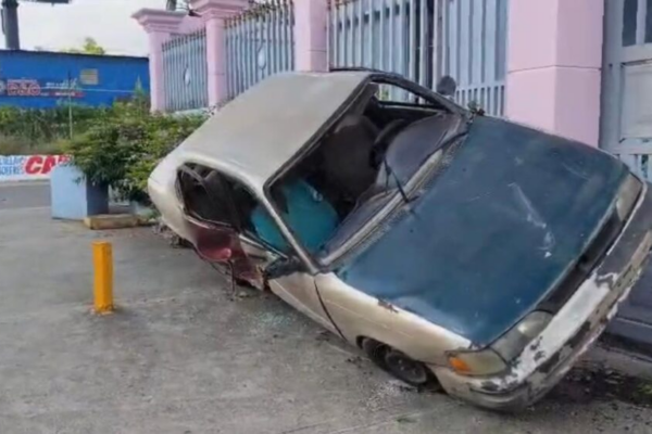 Mujer evita tragedia al estrellar su vehículo contra una pared tras quedarse sin frenos en Santiago