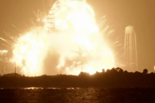 Explota cohete de Blue Origin durante prueba en Florida