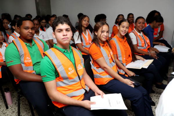 Intrant certifica a 189 estudiantes como “Guardianes del Tránsito” y fortalece la seguridad vial en RD