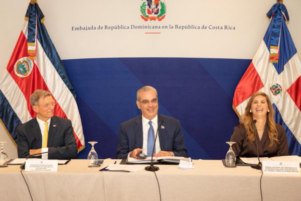 Presidente destaca crecimiento económico y clima favorable para negocios en República Dominicana