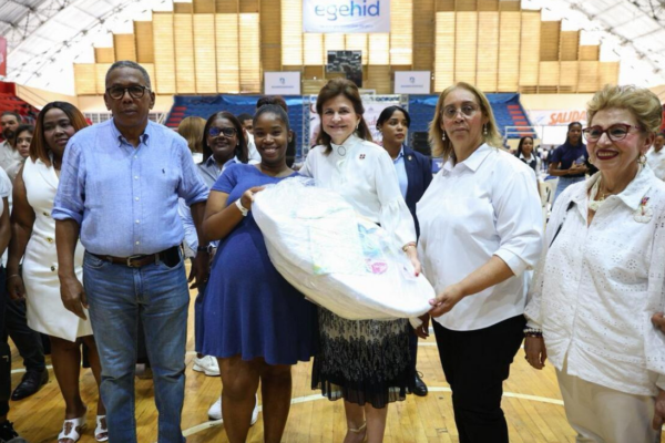 Gobierno entrega ayudas y artículos del hogar en celebración del Día de las Madres