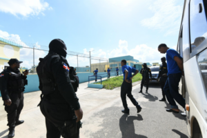 Trasladan 300 privados de libertad bajo fuerte operativo de seguridad