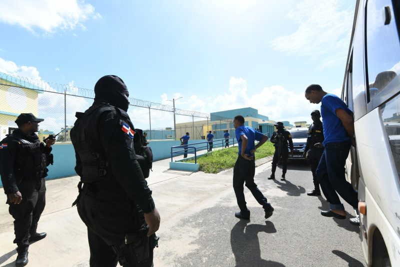 Trasladan 300 privados de libertad bajo fuerte operativo de seguridad