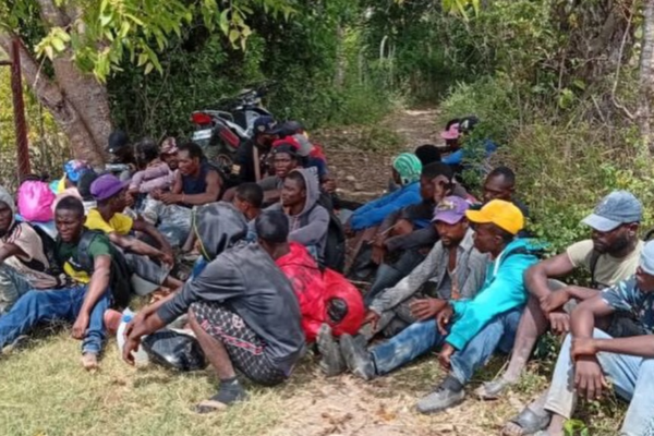 Ejército detiene a 35 ciudadanos haitianos indocumentados en zona montañosa de San Juan