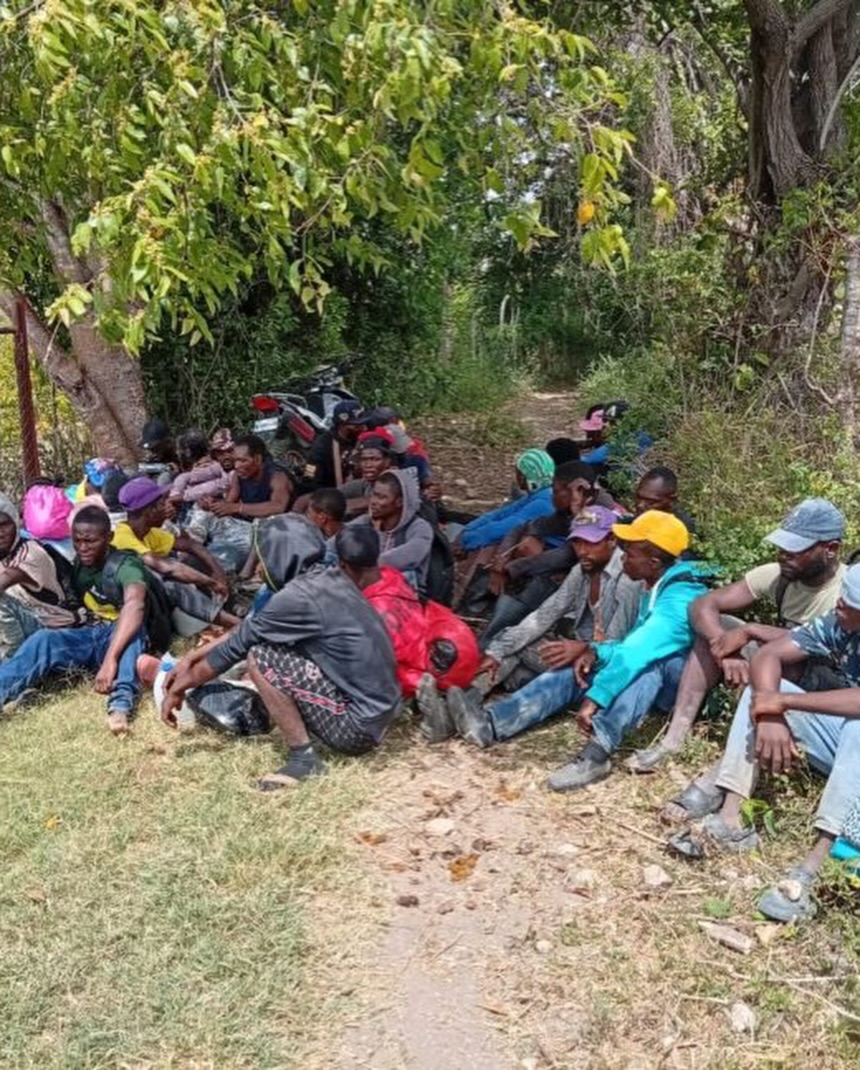 Ejército detiene a 35 ciudadanos haitianos indocumentados en zona montañosa de San Juan