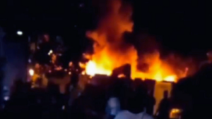 Incendio afecta almacén con materiales inflamables y moviliza unidades de emergencia