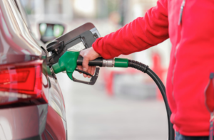 Nuevos precios de combustibles entran en vigor ante crisis internacional