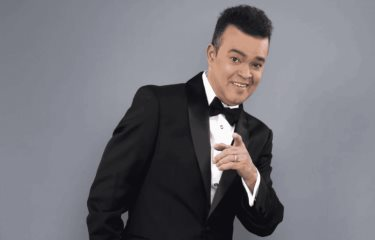 Piden oraciones por Alex Bueno mientras continúa enfrentando delicado proceso de salud