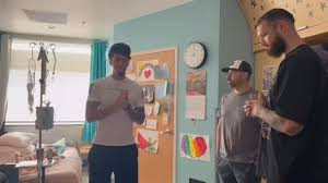 Jugadores de los Spurs llevan alegría y esperanza a niños hospitalizados en San Antonio