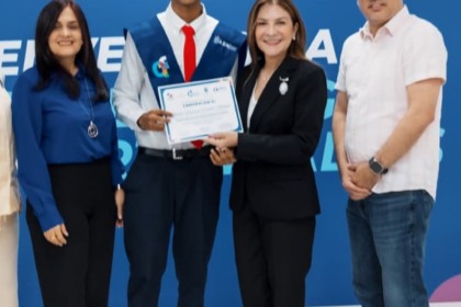 Carolina Mejía entrega certificados a 56 jóvenes graduados del programa Futuro de Esperanza