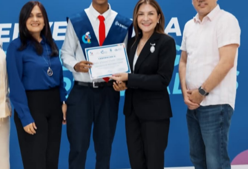 Carolina Mejía entrega certificados a 56 jóvenes graduados del programa Futuro de Esperanza