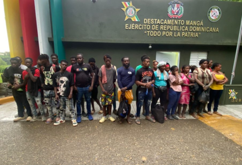 Ejército intercepta vehículo con 14 haitianos en condición migratoria irregular en Montecristi