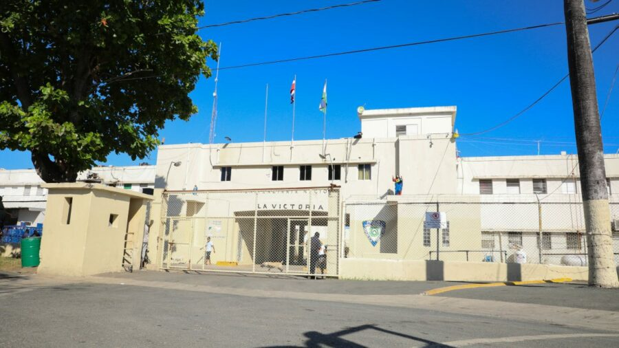 Inician demolición de estructuras deterioradas en La Victoria como parte de la transformación del sistema penitenciario