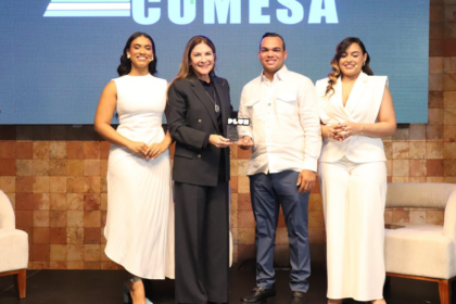 ¡Otro éxito para Los Plus! Carolina Mejía comparte su historia y visión de futuro con jóvenes de La Vega