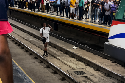 Mujer se lanza a los rieles del Metro en estación Juan Pablo Duarte de la Línea 2