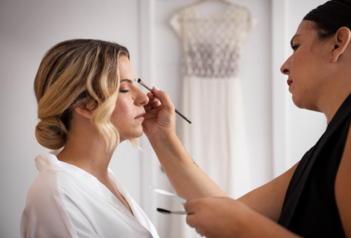 Celebran el talento y la creatividad de los maquilladores en su día