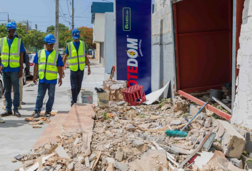 Alcaldía del Distrito Nacional desmantela bancas de apuestas por ocupación ilegal de aceras